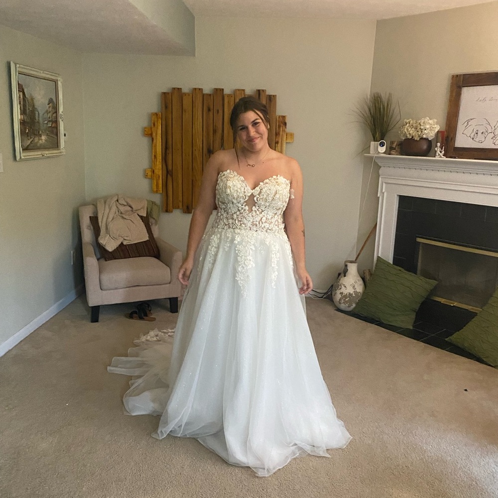 Elegant White Lace Wedding Dress